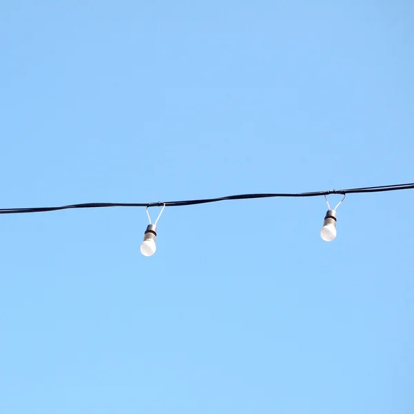 Lamp op blauwe lucht achtergrond — Stockfoto