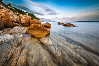 kayalık sahil ve yakın evenin içinde omis şeffaf Adriyatik Denizi