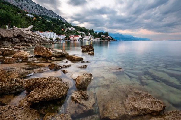 Skalnatá pláž a malé vesnice nedaleko Omiše ráno, Dalmácie — Stock fotografie