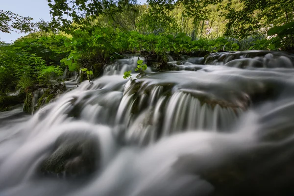 Pequeña cascada en el Parque Nacional de los Lagos de Plitvice, Croacia —  Fotos de Stock