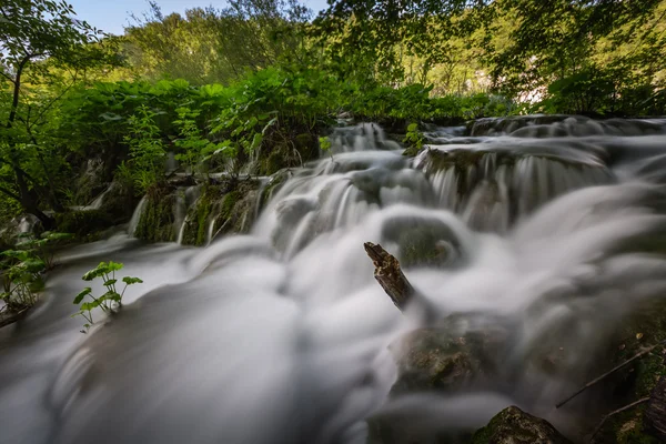 Pequeña cascada en el Parque Nacional de los Lagos de Plitvice, Croacia —  Fotos de Stock