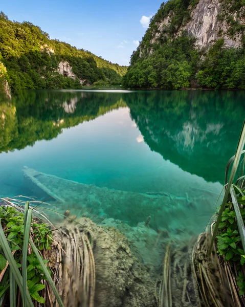 Sjönk båten i plitvice lakes national park i Kroatien — Stockfoto