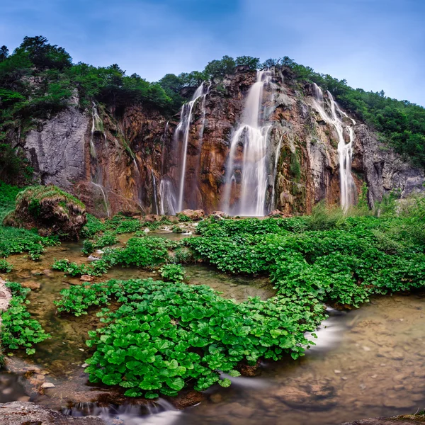 Plitvice meren nationaal park watervallen in de ochtend, Kroatië — Stockfoto