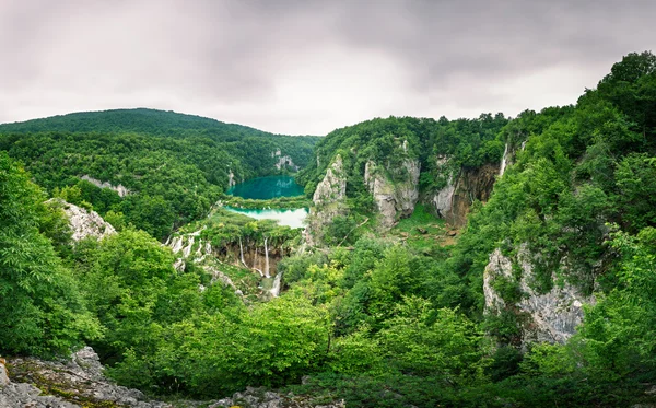 Plitvice meren nationaal park watervallen in de mistige ochtend, cr — Stockfoto