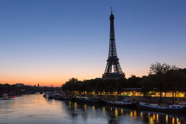 Eiffeltornet och floden Seine före gryningen i Paris — Stockfoto