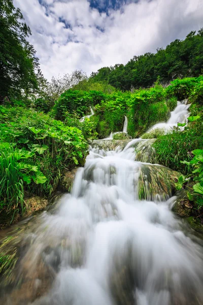 Vattenfall i Plitvicesjöar Nationalpark, Kroatien — Stockfoto