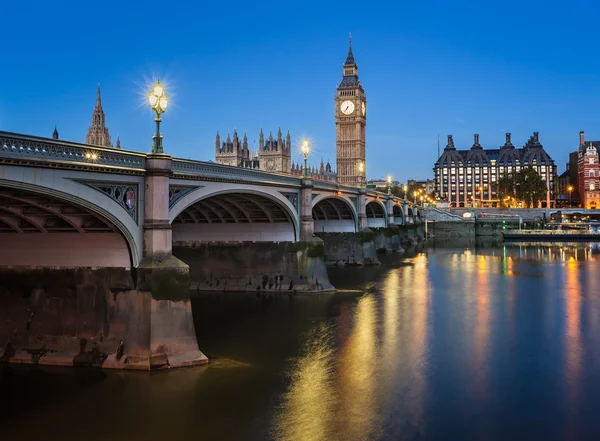 Big Ben, Queen Elisabeth Tower und Westminster Bridge beleuchtet — Stockfoto