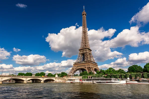 Eiffelova věž a řeka Seina v Paříži, Francie — Stock fotografie