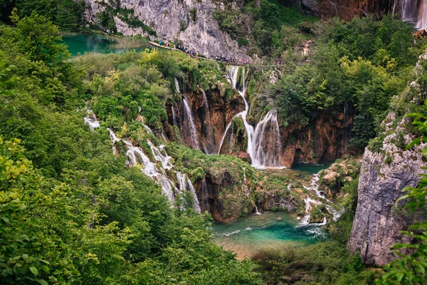 Cascada en el parque nacional de los lagos de Plitvice, Croacia — Foto de Stock