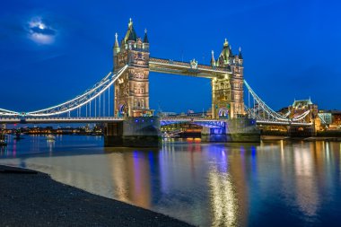 Tower Bridge ve Thames Nehri ışığında akşam, L yaktı