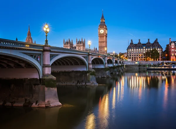 Big Ben, Queen Elizabeth Tower y Wesminster Bridge iluminados — Foto de Stock