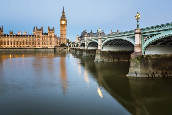 Big Ben, Queen Elisabeth Tower und Westminster Bridge beleuchtet — Stockfoto