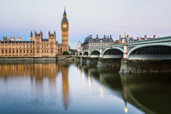 Big Ben, Queen Elizabeth Tower y Wesminster Bridge iluminados — Foto de Stock