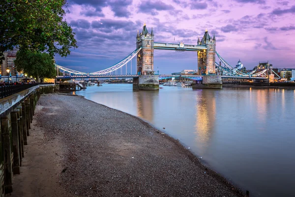 Nábřeží Temže a Tower Bridge při západu slunce, Londýn, Velká Kin — Stock fotografie