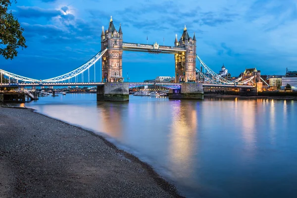 Tower Bridge och Themsen tände i månskenet på kvällen, L — Stockfoto