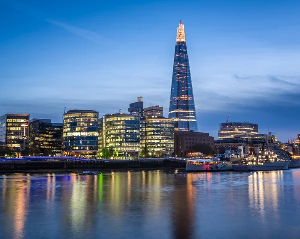 Thames River Embankment and London Skyline at Sunset, United Kin — Stock Photo, Image