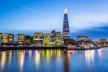 Thames Nehri dolgu ve Londra manzarası gün batımında, Birleşik Kin