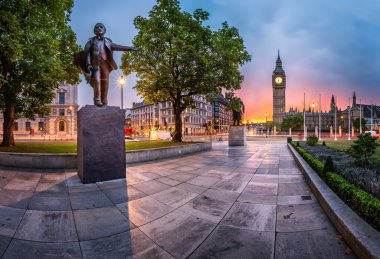Parlamento Meydanı ve Kraliçe Elizabeth kulede Londo Panoraması