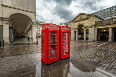 Kırmızı telefon kulübesi yağmurlu günde, Londra Covent Garden Market, 