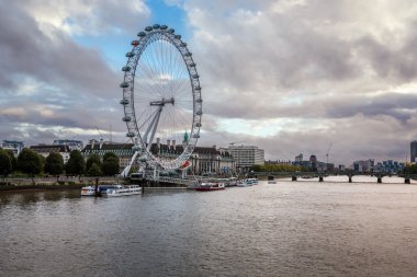 Thames Nehri ve Londra manzarası akşam South Bank