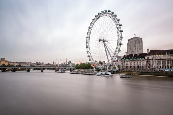 South Bank Themsen och Londons silhuett på morgonen — Stockfoto
