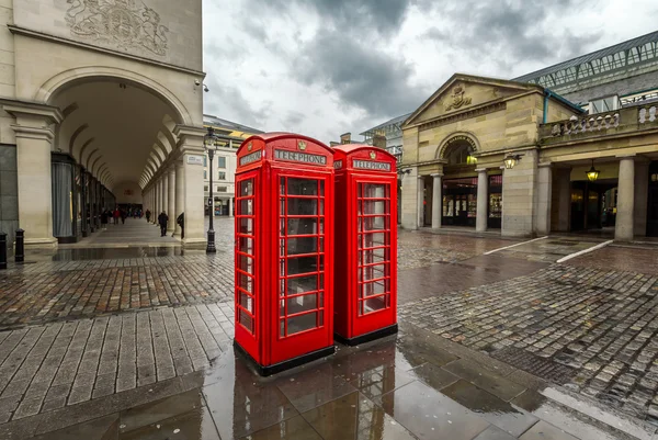 Rode telefooncel op Covent Garden markt op regenachtige dag, Londen, — Stockfoto