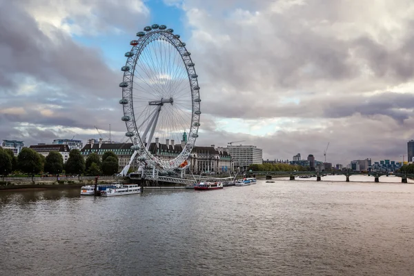 South Bank Themsen och Londons silhuett på kvällen — Stockfoto