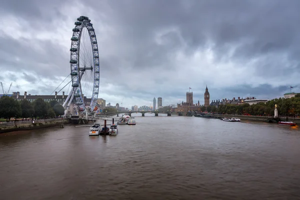 Clima lluvioso sobre el río Támesis, el Palacio de Westminster y Londres S — Foto de Stock