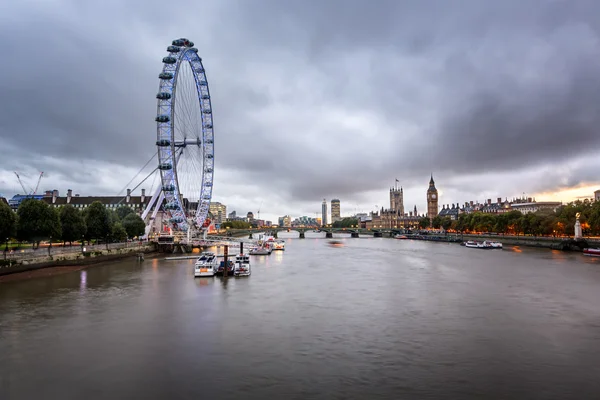 Themsen, Westminster Palace och Londons silhuett i Eveni — Stockfoto