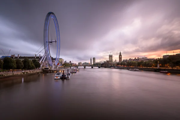 Themsen, Westminster Palace och Londons silhuett i Eveni — Stockfoto