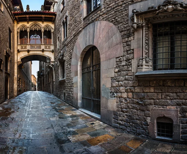 Barrio Gótico Barri y Puente de los Suspiros en Barcelona, Cataluña — Foto de Stock