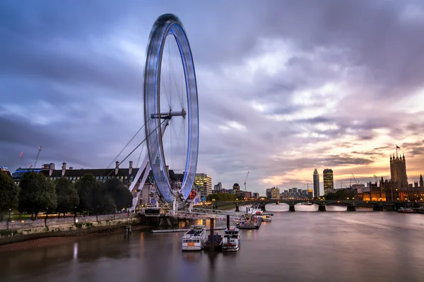 London Eye and Westminster Bridge in the Evening, Reino Unido Imagens Royalty-Free