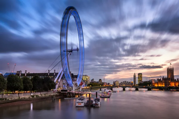 London Eye och Westminster Bridge på kvällen, Storbritannien — Stockfoto