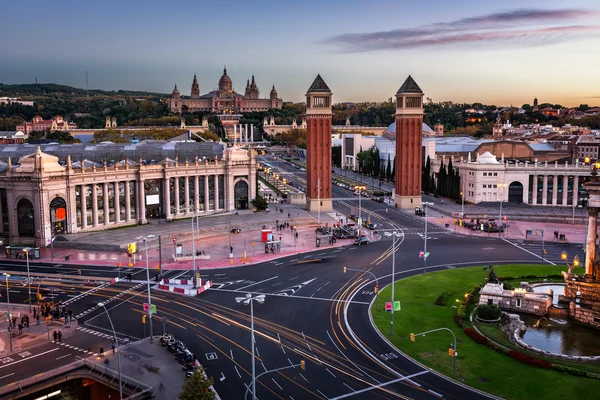 Widok z lotu ptaka na Plaça Espanya i wzgórza Montjuic z rzem — Zdjęcie stockowe