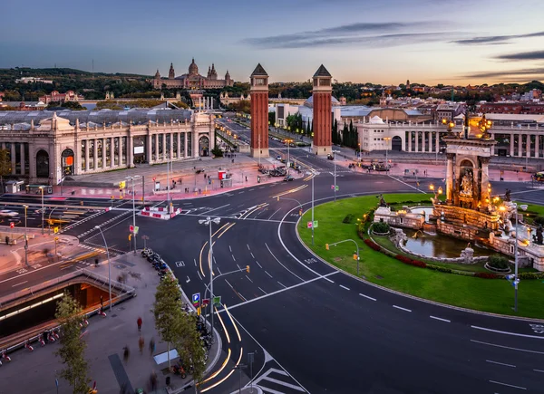 Widok z lotu ptaka na Plaça Espanya i wzgórza Montjuic z rzem — Zdjęcie stockowe