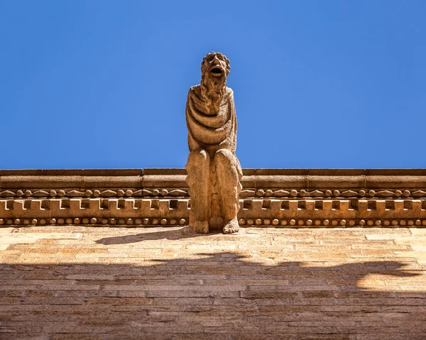 Άγαλμα στο Reial Major παλάτι στην Βαρκελώνη, Καταλονία, Ισπανία — Φωτογραφία Αρχείου