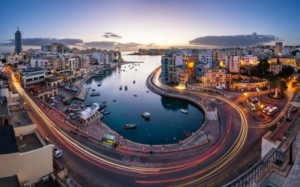 Pemandangan udara di Saint Julien dan Teluk Spinola di Dawn, Malta — Stok Foto