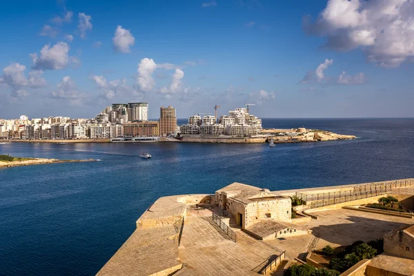 Tigne Point och Sliema distrikt från Valletta, Malta — Stockfoto