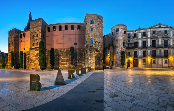 Panorama de la Antigua Puerta Romana y Placa Nova en la Mañana, Ba —  Fotos de Stock