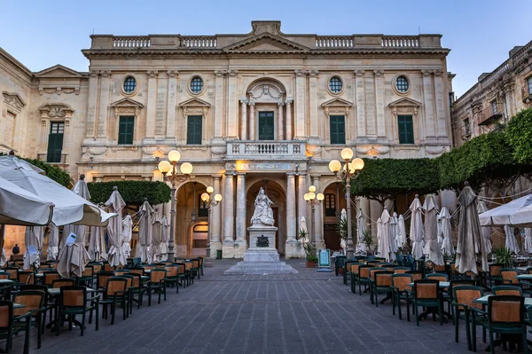 Maltas nationalbibliotek på kvällen, Valletta, Malta — Stockfoto