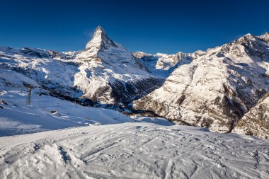 Güneşli kayak pisti ve Matterhorn tepe Zermatt, İsviçre