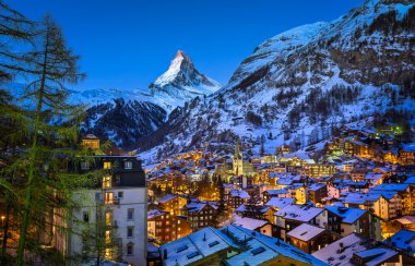 Zermatt Vadisi ve Dawn, Switz zirvesinde Matterhorn havadan görünümü