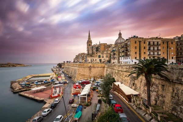Bulutlu sabahleyin, Malta Valletta manzarası — Stok fotoğraf