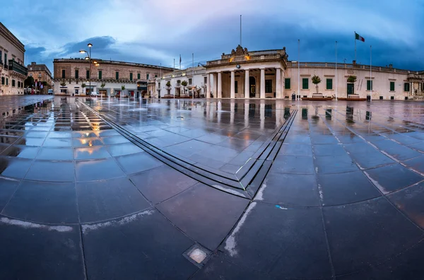 Fuente y Plaza de San Jorge en la mañana lluviosa, La Valeta , — Foto de Stock