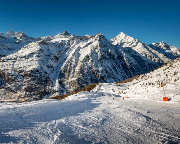 阳光明媚的滑雪坡和山峰在瑞士采尔马特， — 图库照片