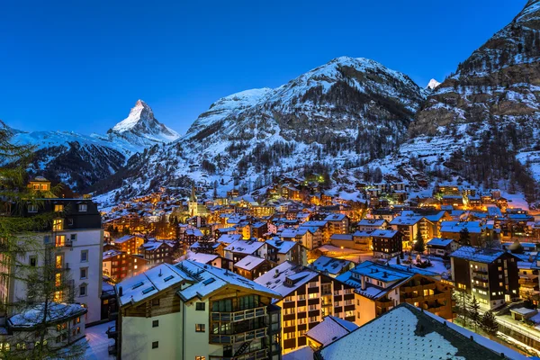 Widok z lotu ptaka na dolinie Zermatt i szczyt Matterhorn świcie, Switz — Zdjęcie stockowe