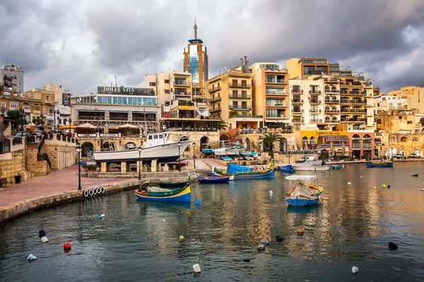 Spinola Bay e Portomaso Tower em Saint Julian, Malta Imagem De Stock