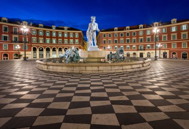 Place Massena ve Çeşme du Soleil şafakta, Nice, Fransa