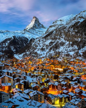 Zermatt Vadisi ve Dawn, Switz zirvesinde Matterhorn havadan görünümü