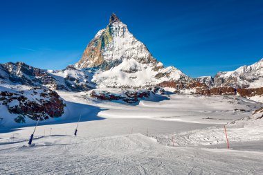 Güneşli kayak pisti ve Matterhorn tepe Zermatt, İsviçre